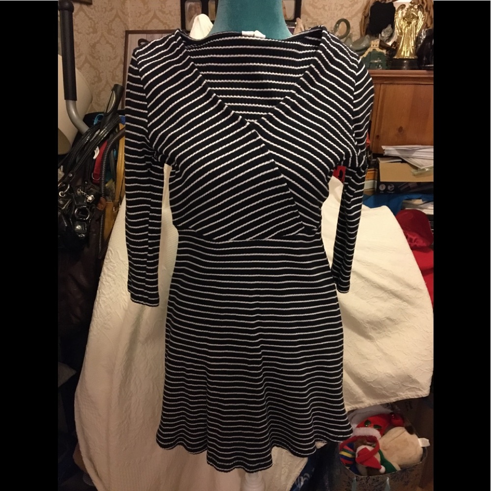 Black & White Striped Criss Cross Dress-Small
3/4 Sleeves
Skater Style
Exc. Cond
